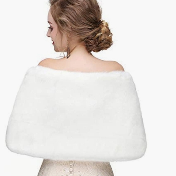 Ivory Faux Fur Shawl - Picture 4 of 4